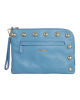 Lederclutch mit goldenen Nieten in Hellblau