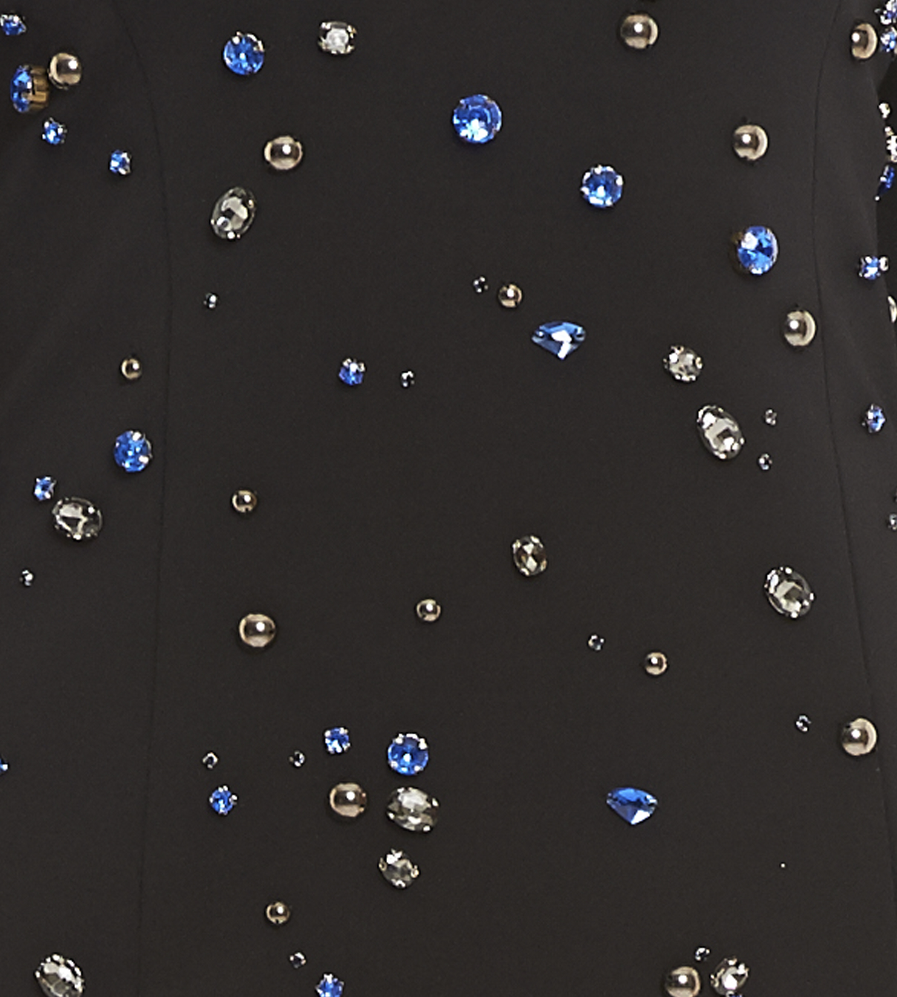 Schwarzes Minikleid mit Schmucksteinen