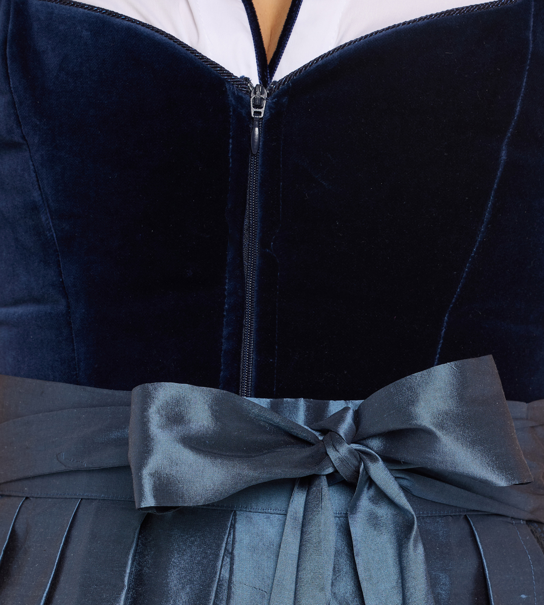 Samtdirndl Melissa mit abnehmbarem Flügelarm in Blau