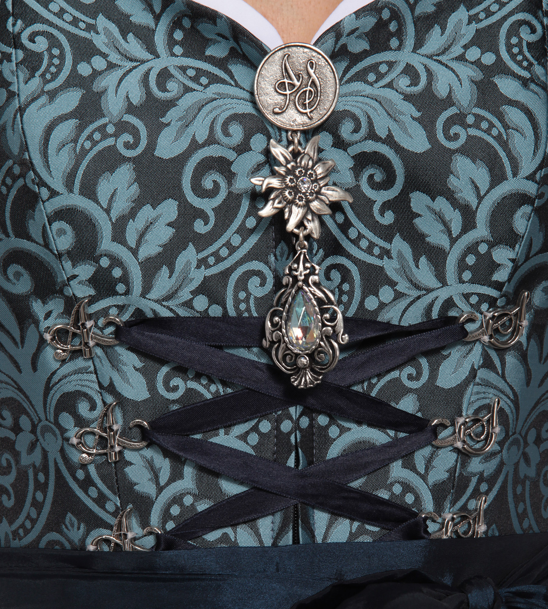 Dirndl in Hellblau mit Ornamenten