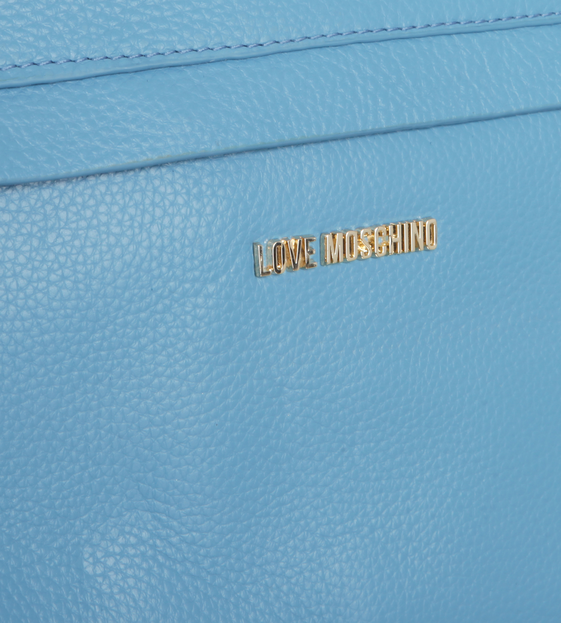 Lederclutch mit goldenen Nieten in Hellblau