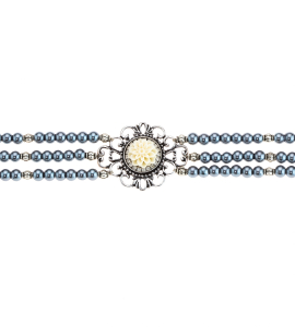 Kropkette mit blau-grauen Perlen mit Medallion in Cremé