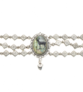 Silberne Kette mit grünen Hirsch-Emblem